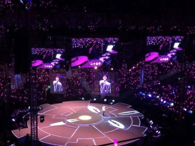 LED貼膜屏​采用貼膜工藝，可大大簡化安裝過程，并節約成本