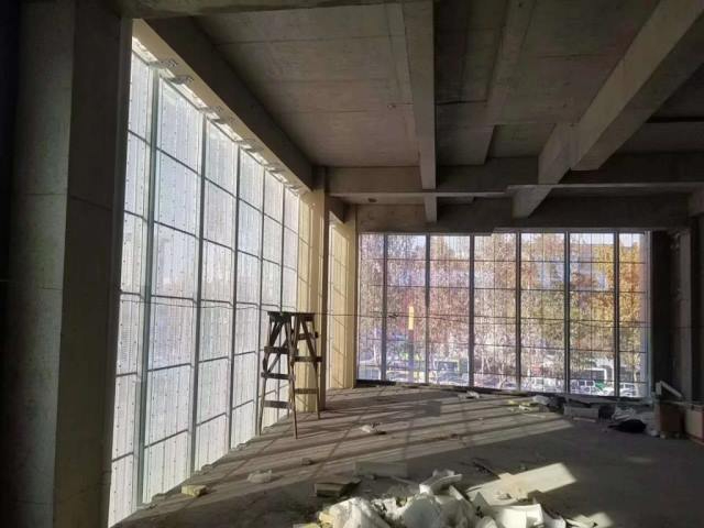 LED透明屏工廠為金六福珠寶經銷商實體店面供應led透明屏安裝